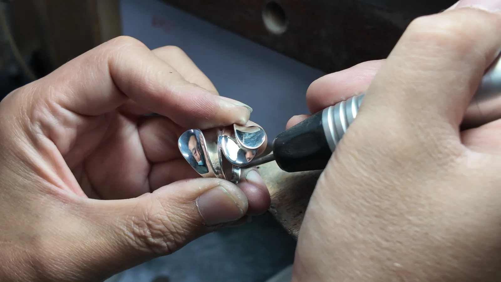 Jewelry surface polishing at a workbench